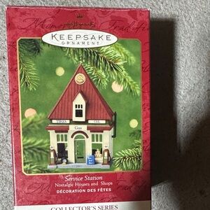 Hallmark Keepsake Ornament - Nostalgic Service Station in Red and Green